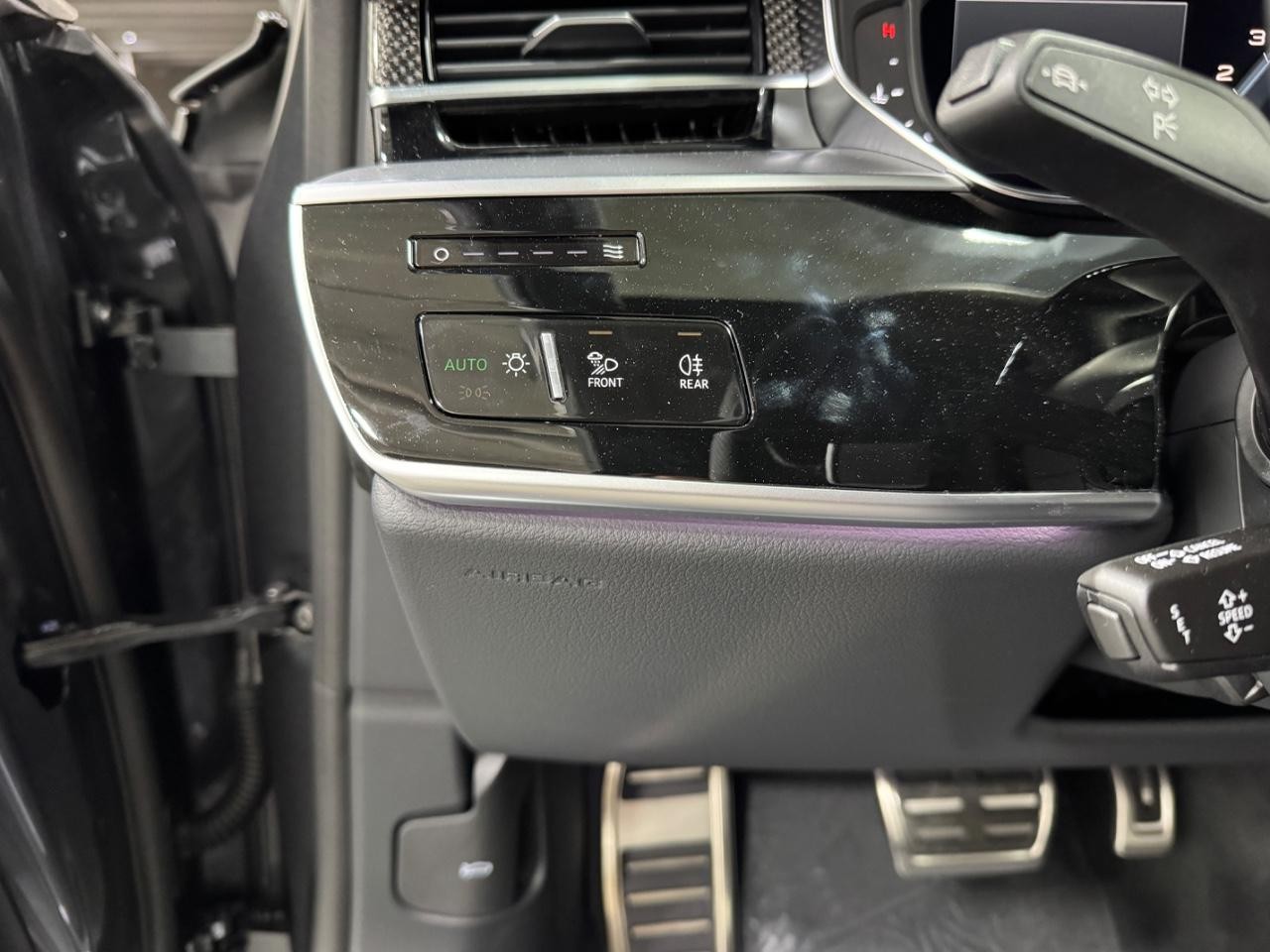 Audi S8 Vehicle Full-screen Gallery Image 30