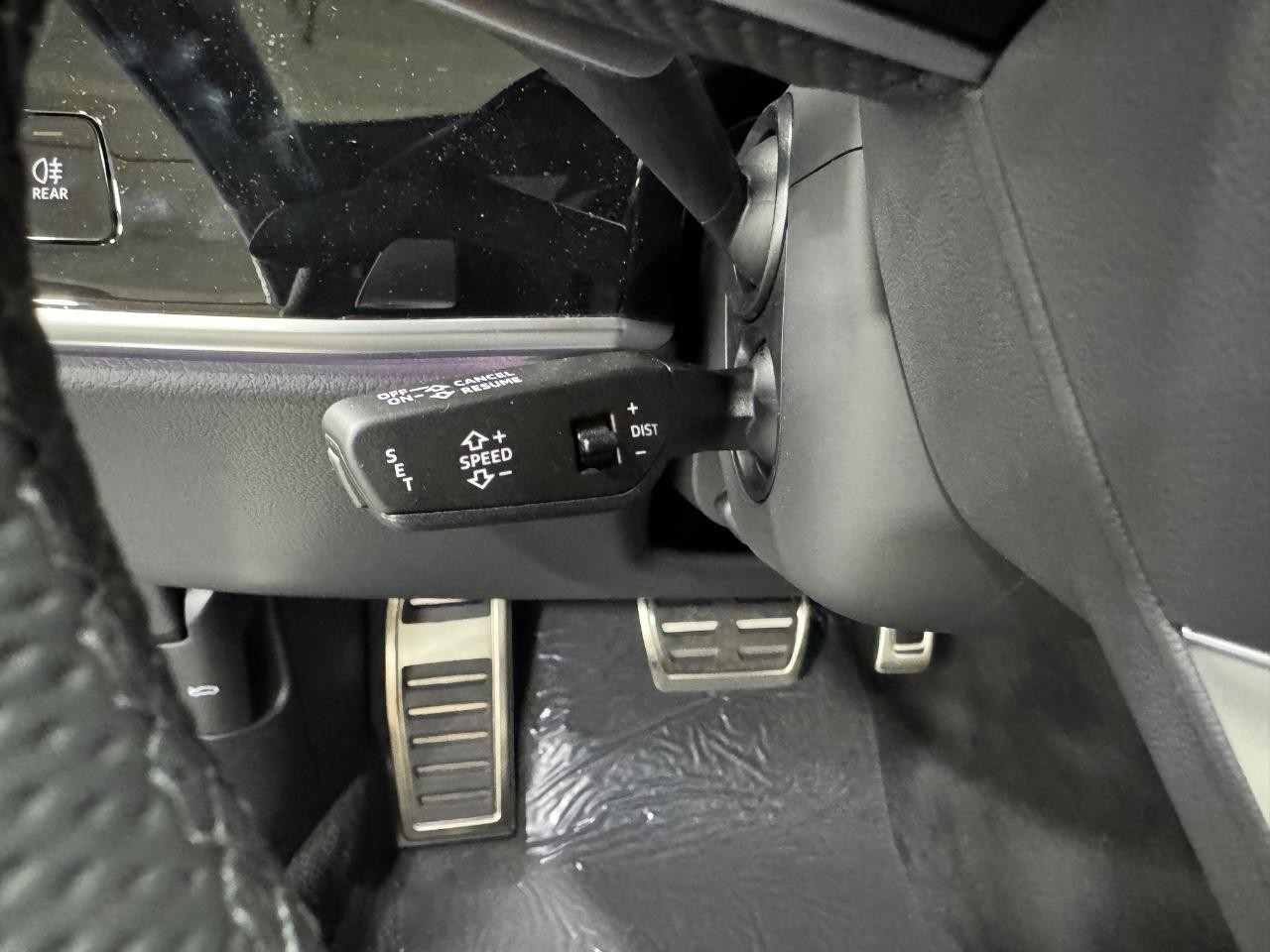 Audi S8 Vehicle Full-screen Gallery Image 31