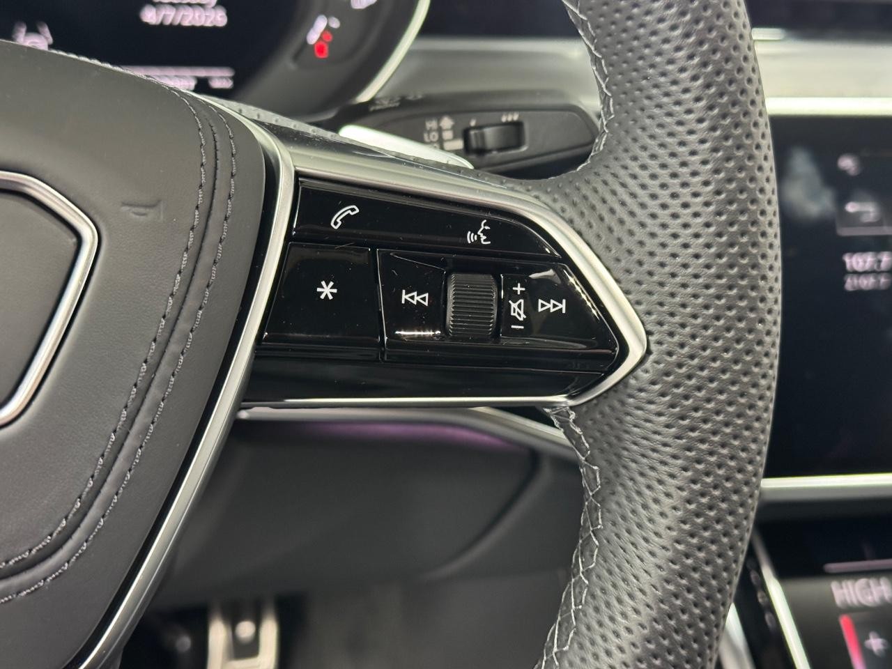 Audi S8 Vehicle Full-screen Gallery Image 33