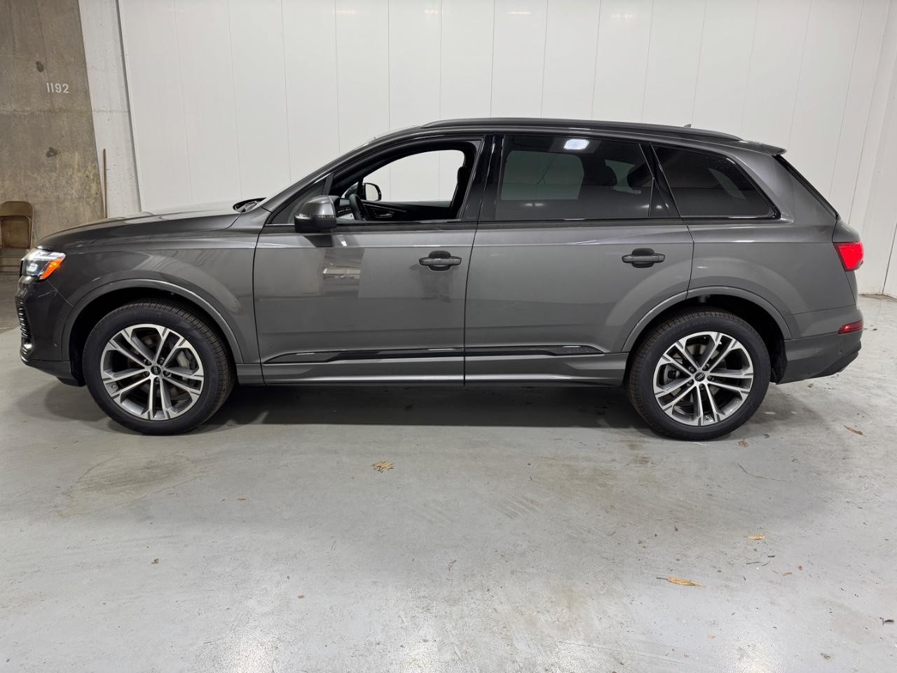 Audi Q7 Vehicle Full-screen Gallery Image 2