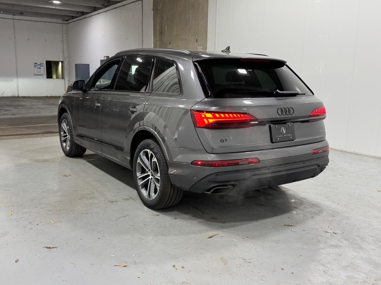 Audi Q7 Vehicle Full-screen Gallery Image 3