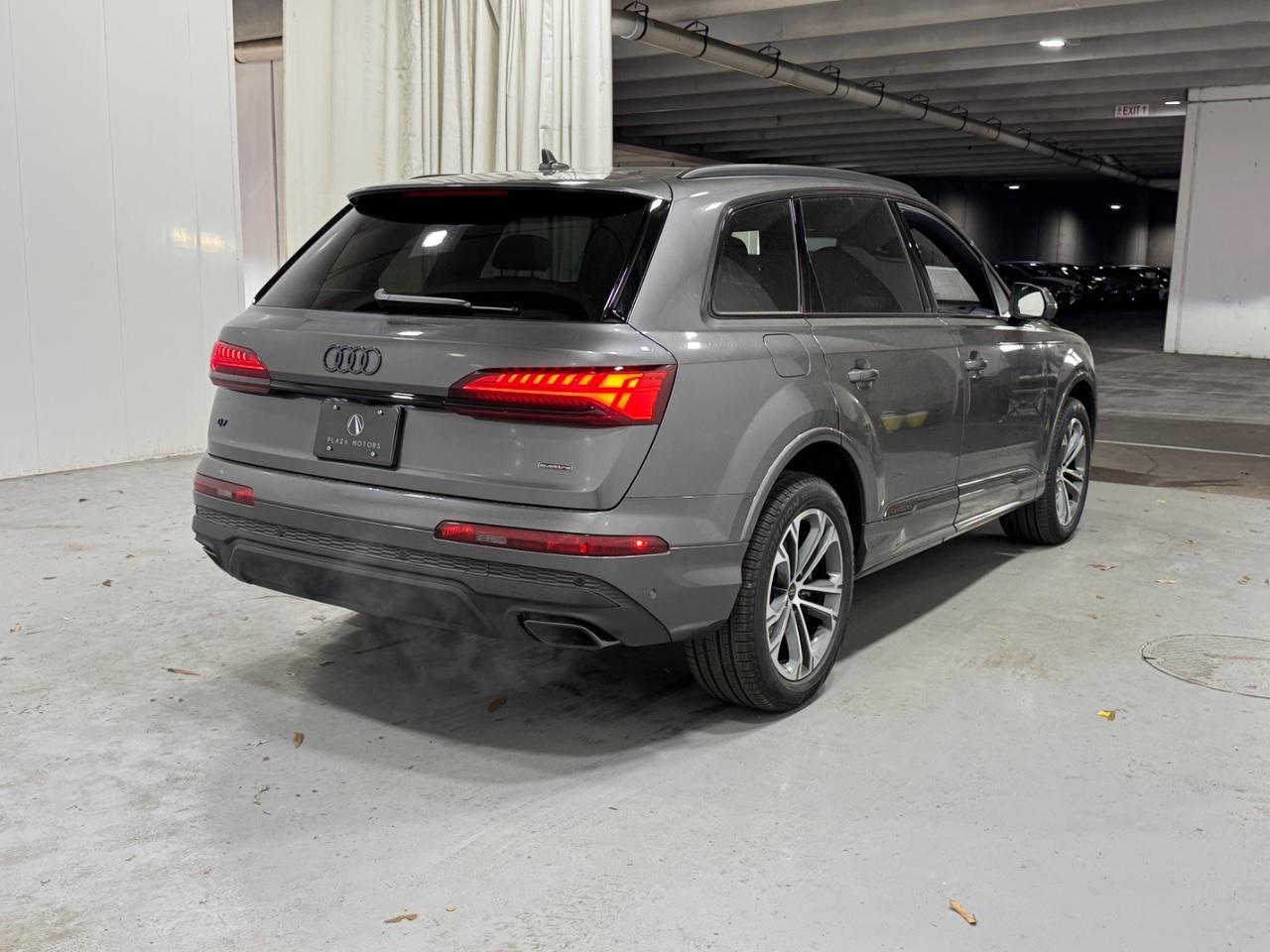 Audi Q7 Vehicle Full-screen Gallery Image 4
