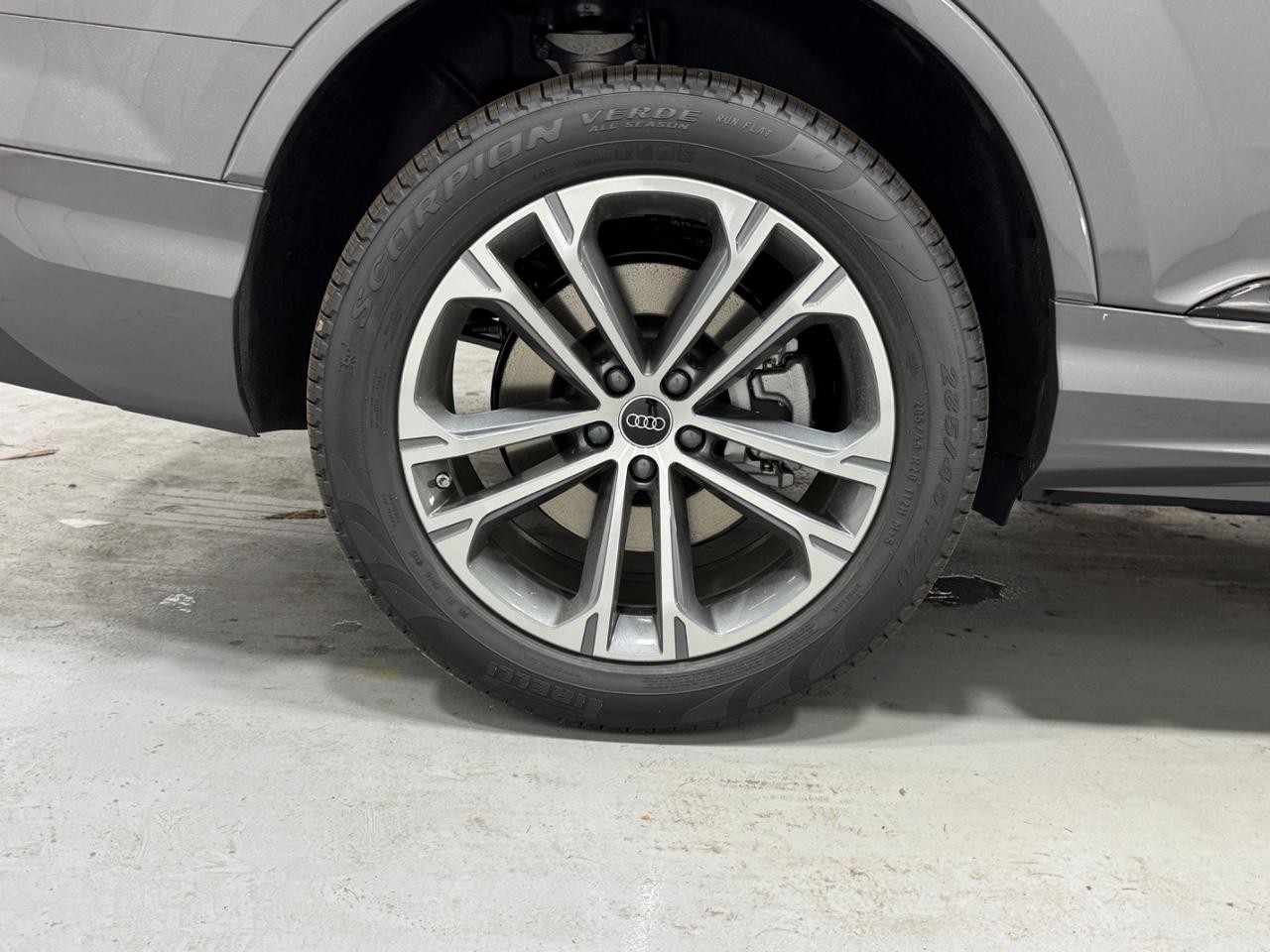 Audi Q7 Vehicle Full-screen Gallery Image 5