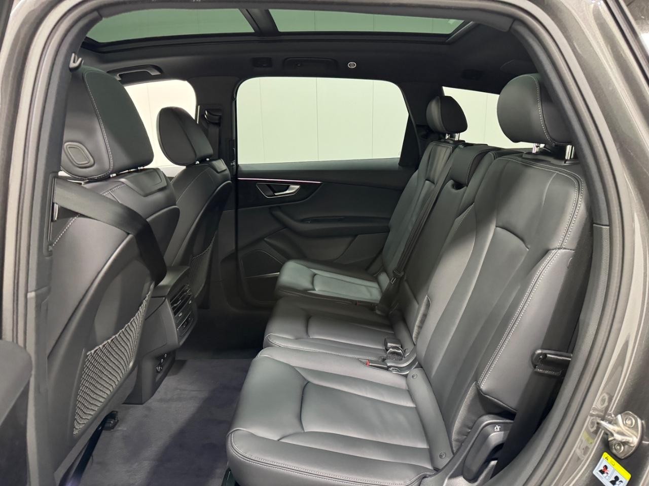 Audi Q7 Vehicle Full-screen Gallery Image 8