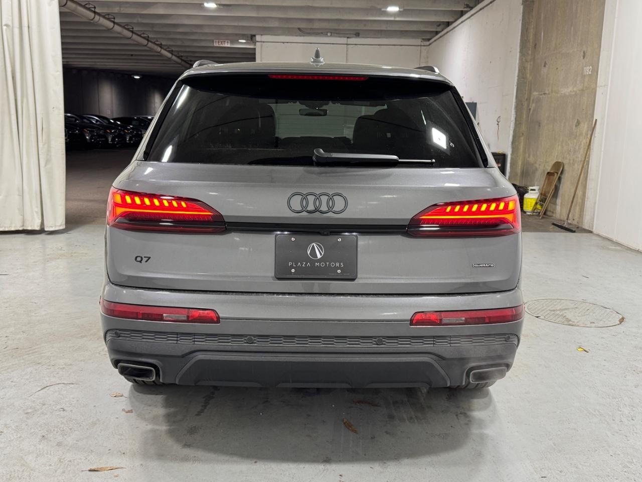 Audi Q7 Vehicle Full-screen Gallery Image 9