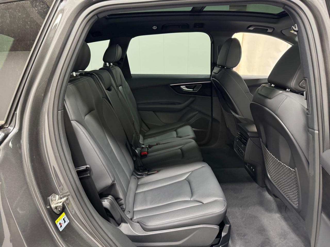 Audi Q7 Vehicle Full-screen Gallery Image 10
