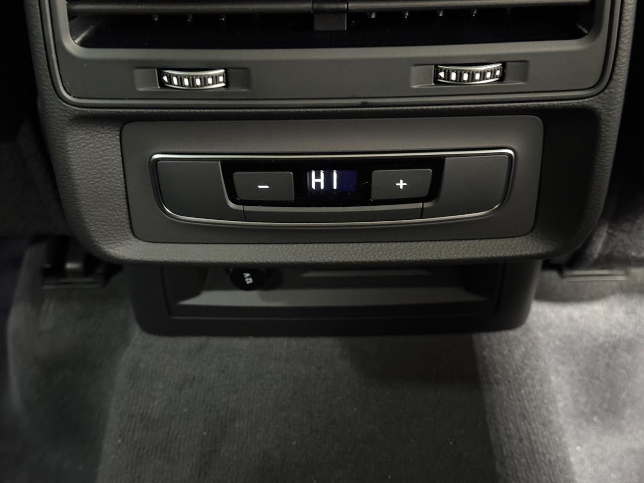 Audi Q7 Vehicle Full-screen Gallery Image 11