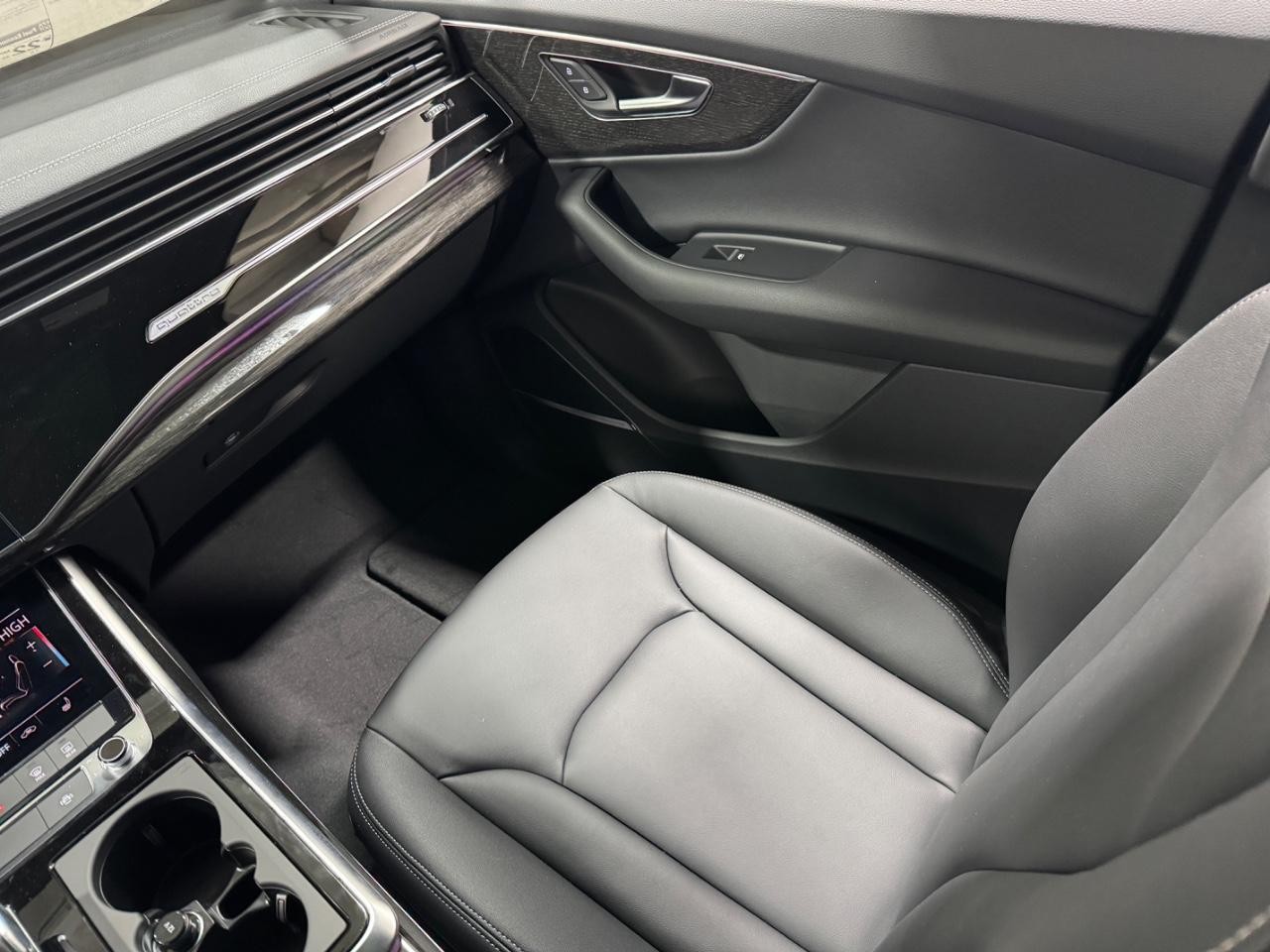 Audi Q7 Vehicle Full-screen Gallery Image 18