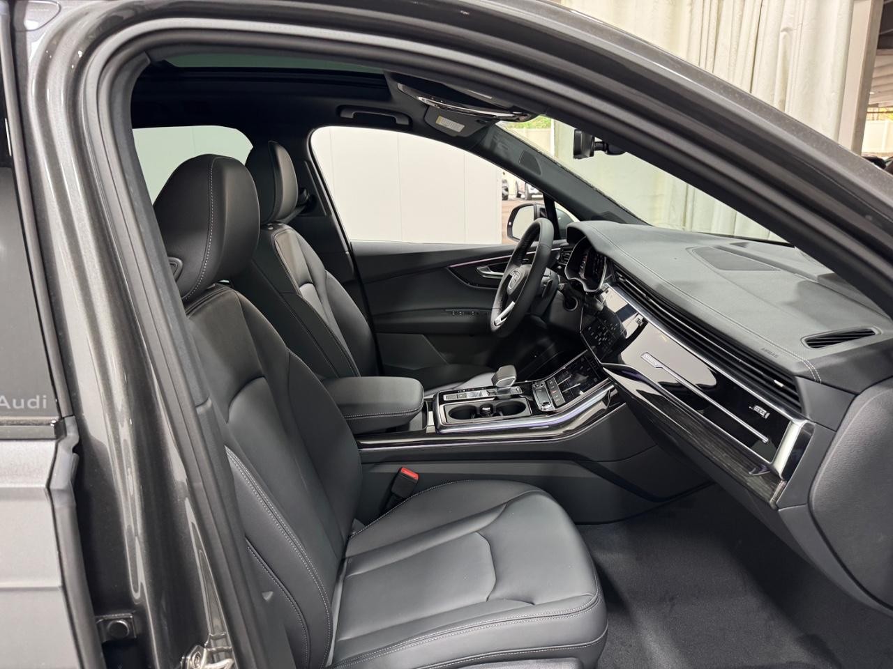 Audi Q7 Vehicle Full-screen Gallery Image 19