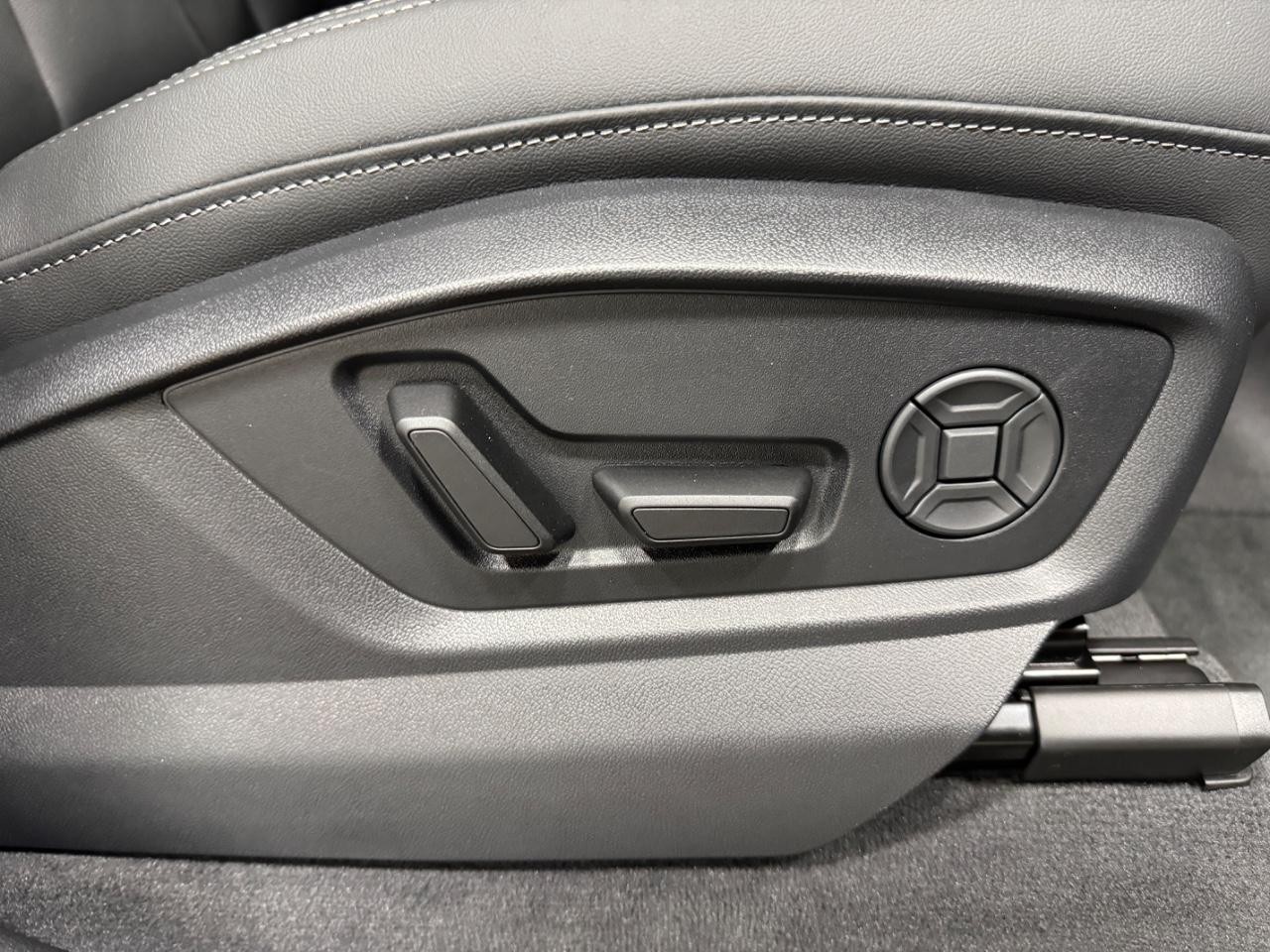 Audi Q7 Vehicle Full-screen Gallery Image 21