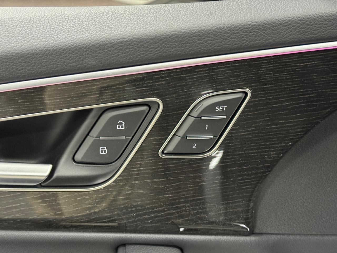 Audi Q7 Vehicle Full-screen Gallery Image 24