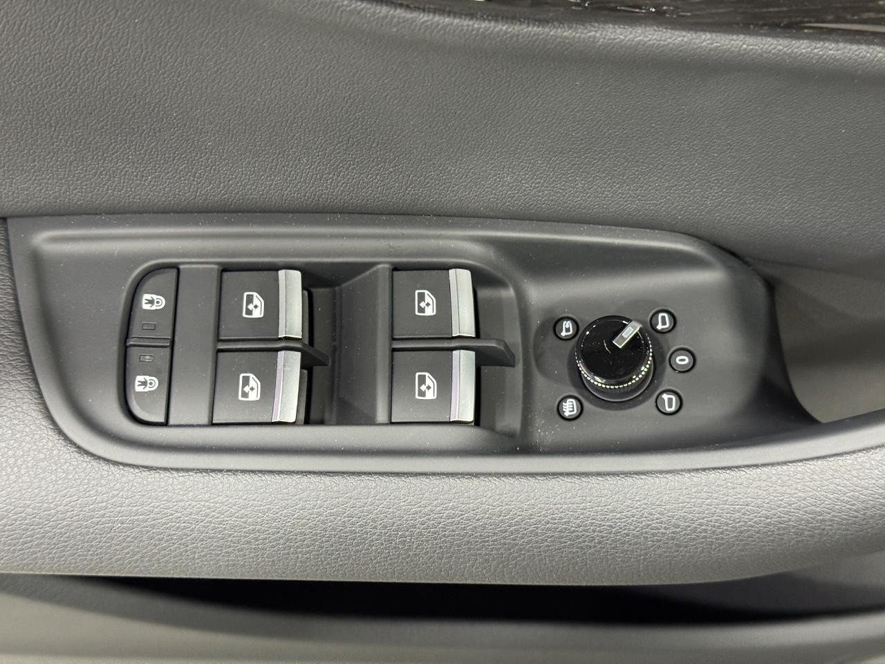 Audi Q7 Vehicle Full-screen Gallery Image 25