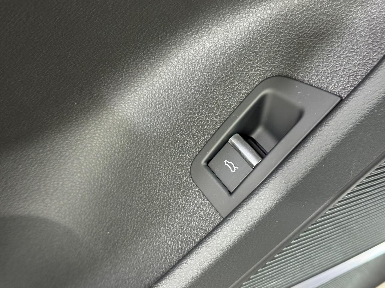 Audi Q7 Vehicle Full-screen Gallery Image 26