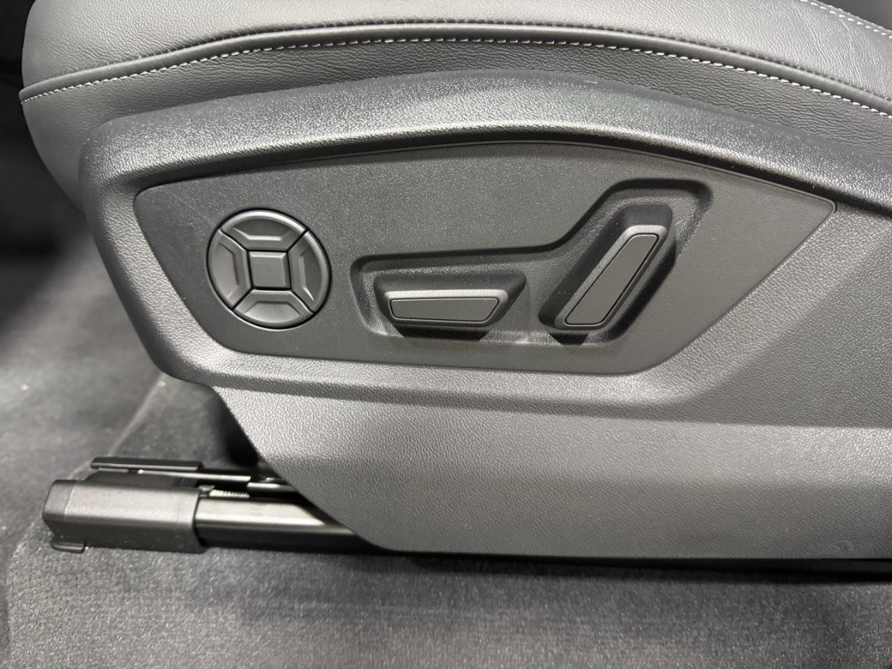 Audi Q7 Vehicle Full-screen Gallery Image 30