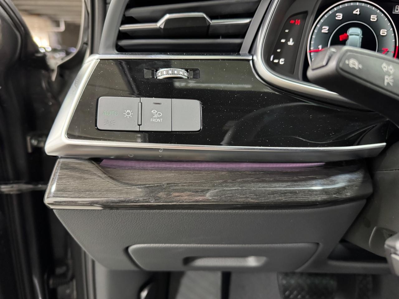 Audi Q7 Vehicle Full-screen Gallery Image 31