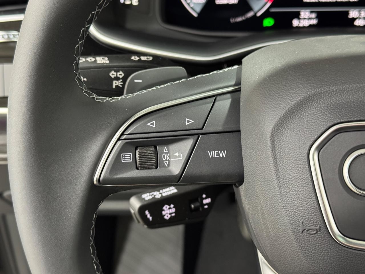 Audi Q7 Vehicle Full-screen Gallery Image 33