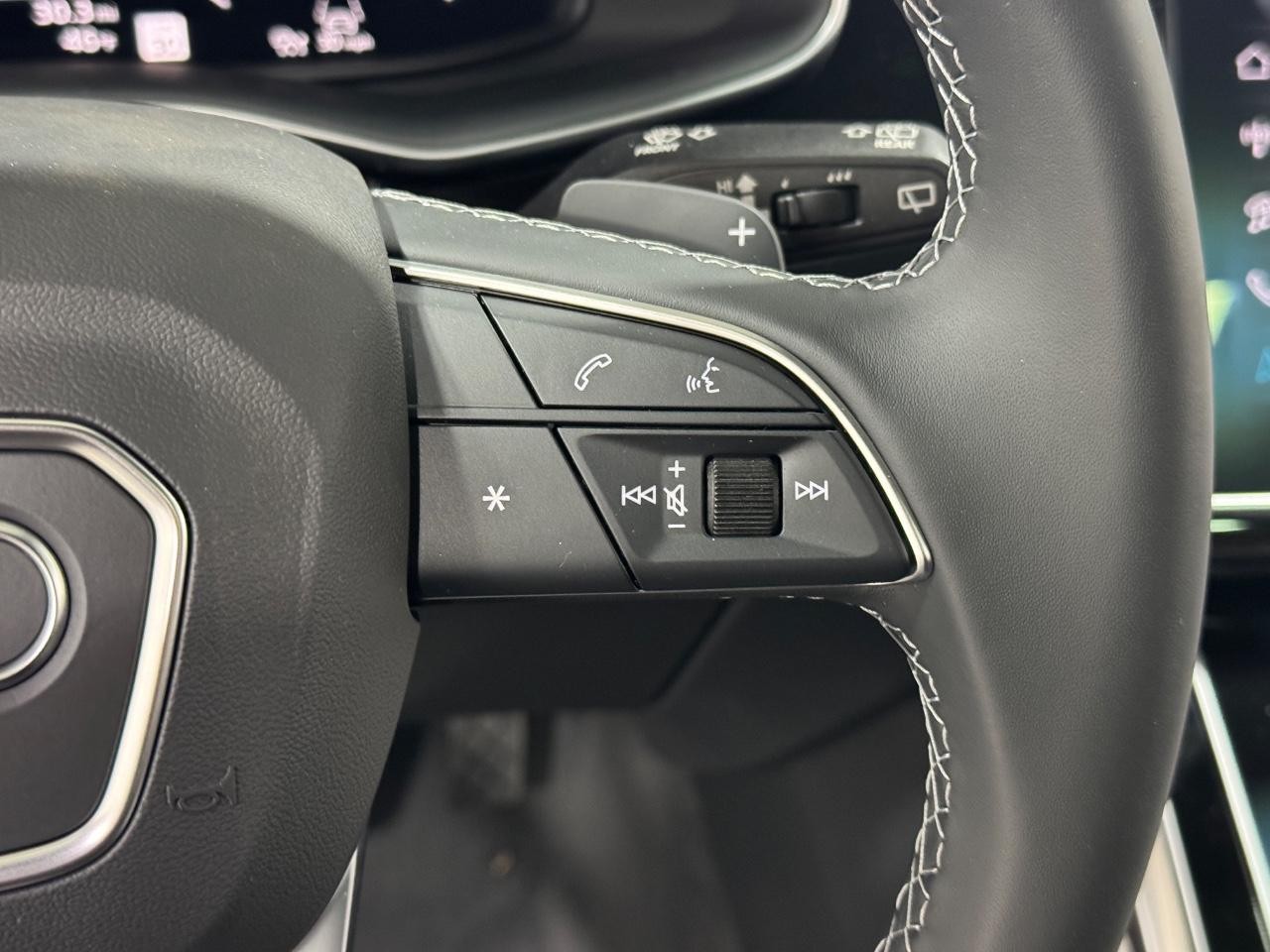 Audi Q7 Vehicle Full-screen Gallery Image 34