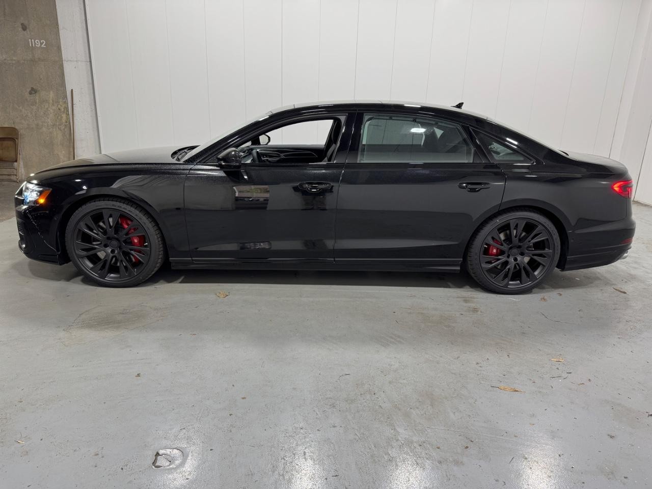 Audi S8 Vehicle Full-screen Gallery Image 2