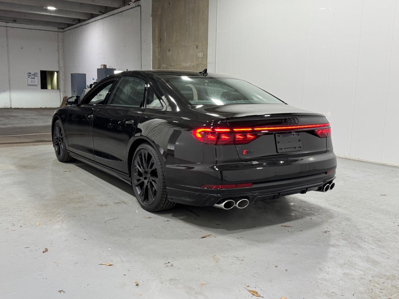 Audi S8 Vehicle Full-screen Gallery Image 3