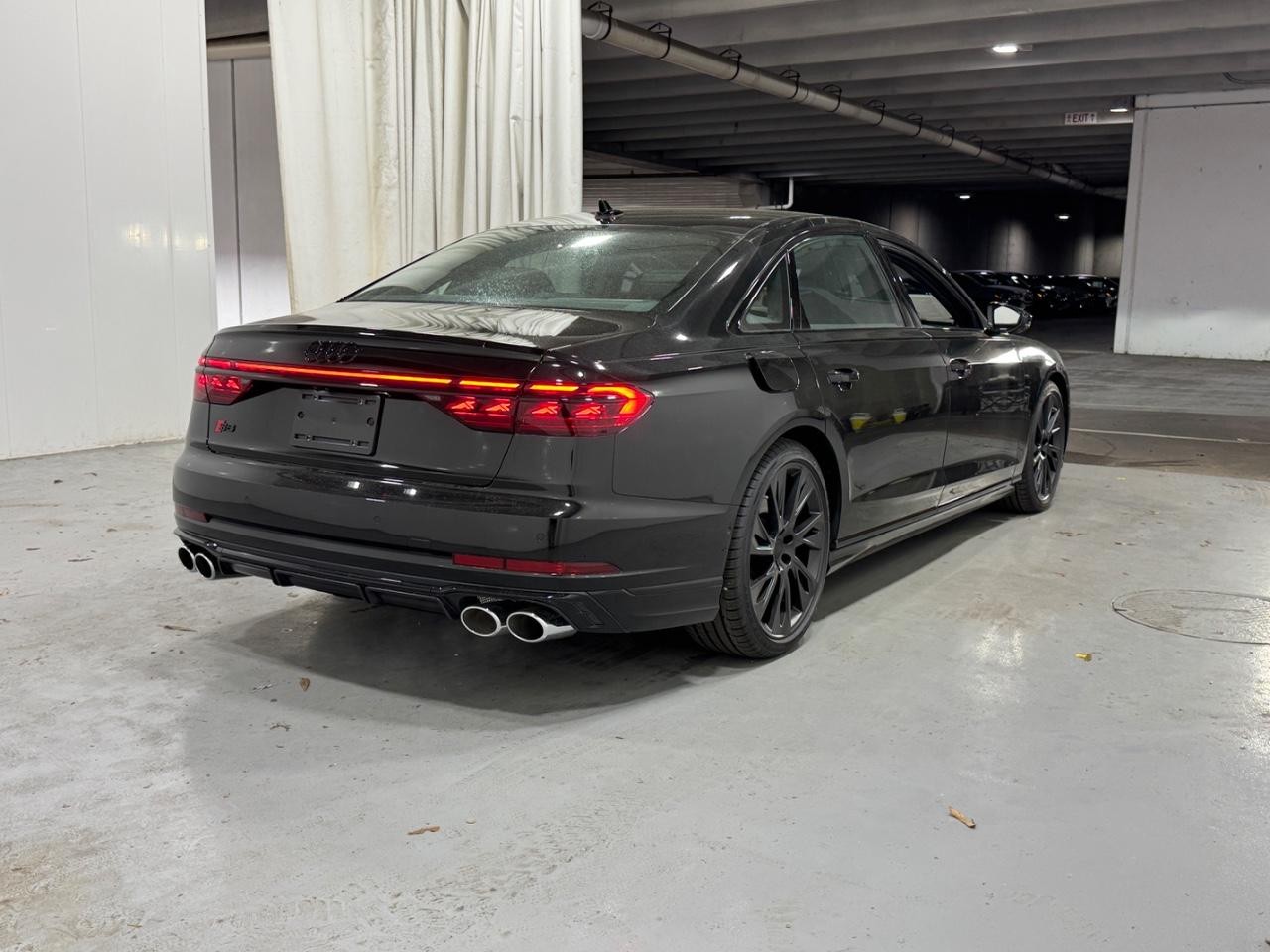 Audi S8 Vehicle Full-screen Gallery Image 4