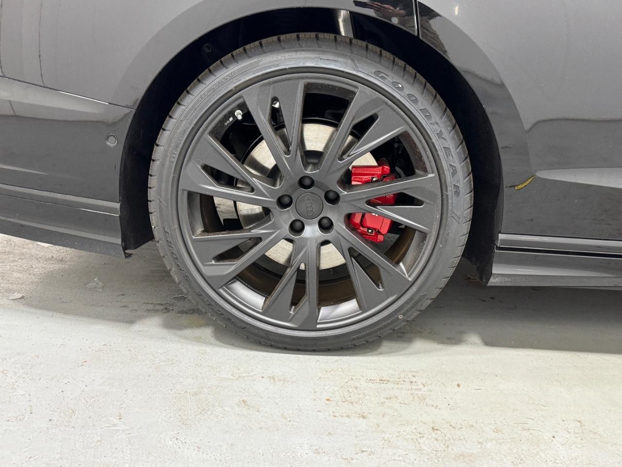 Audi S8 Vehicle Full-screen Gallery Image 5