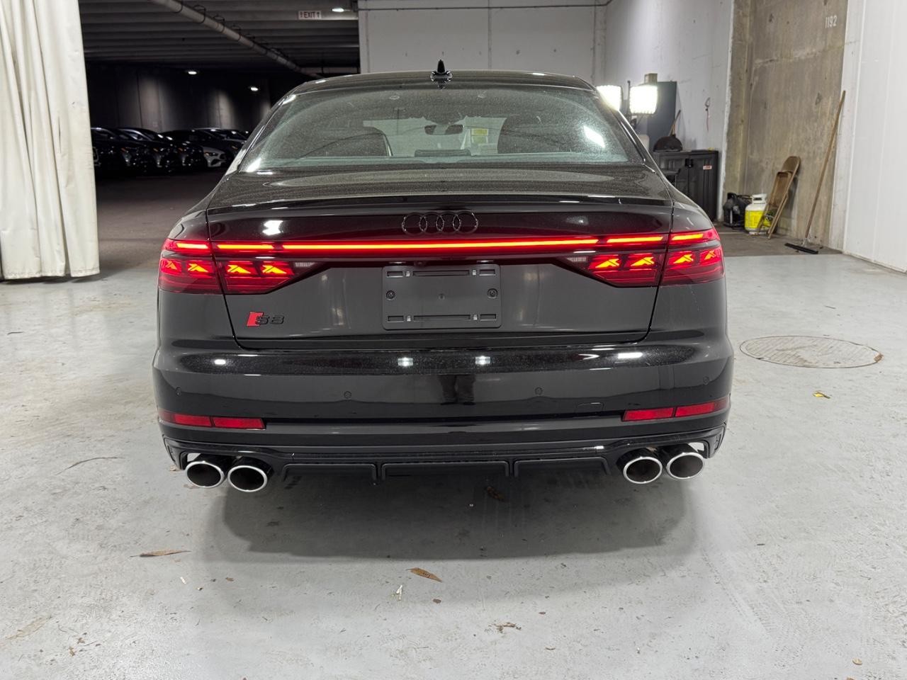 Audi S8 Vehicle Full-screen Gallery Image 9