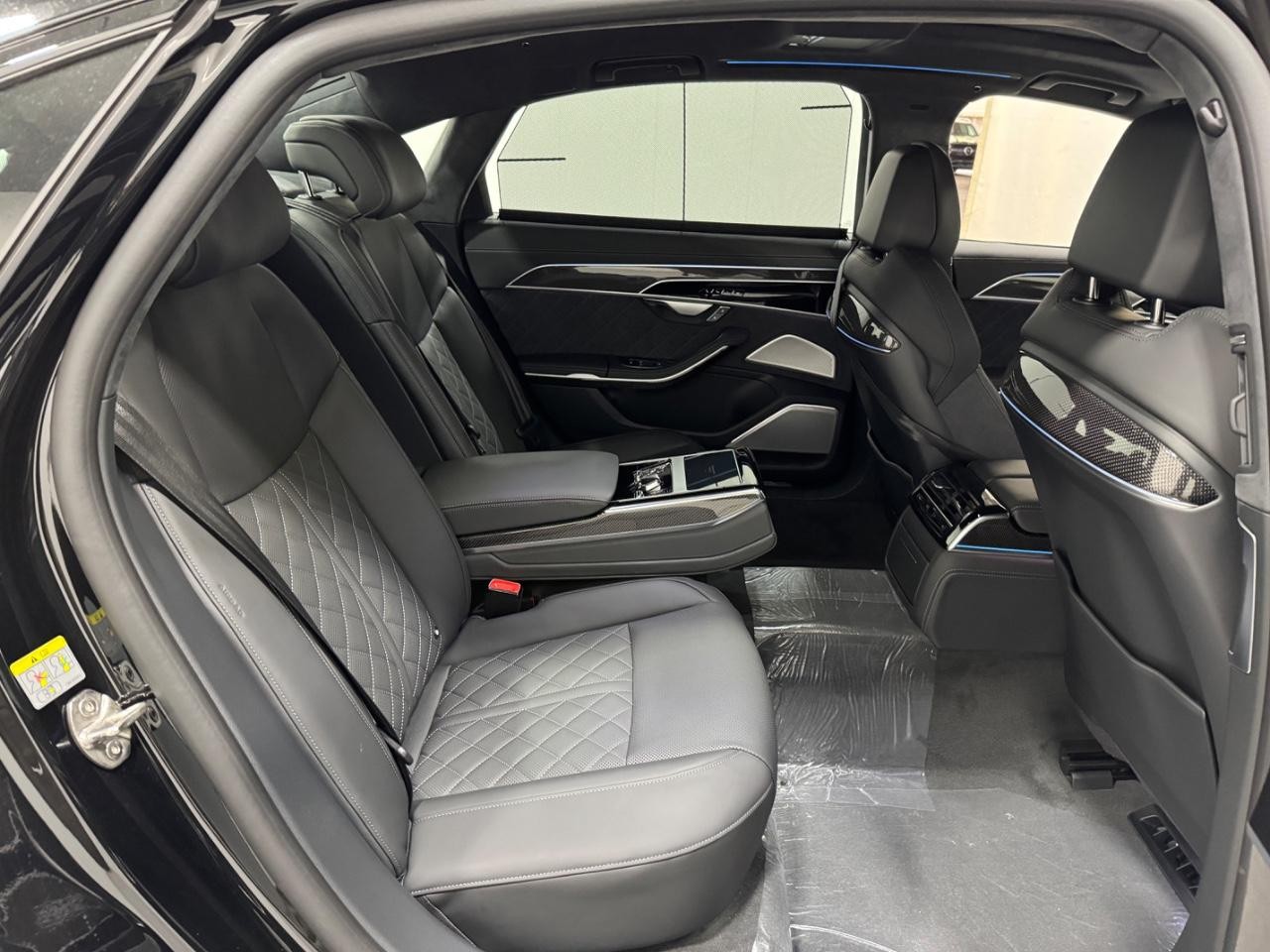 Audi S8 Vehicle Full-screen Gallery Image 10