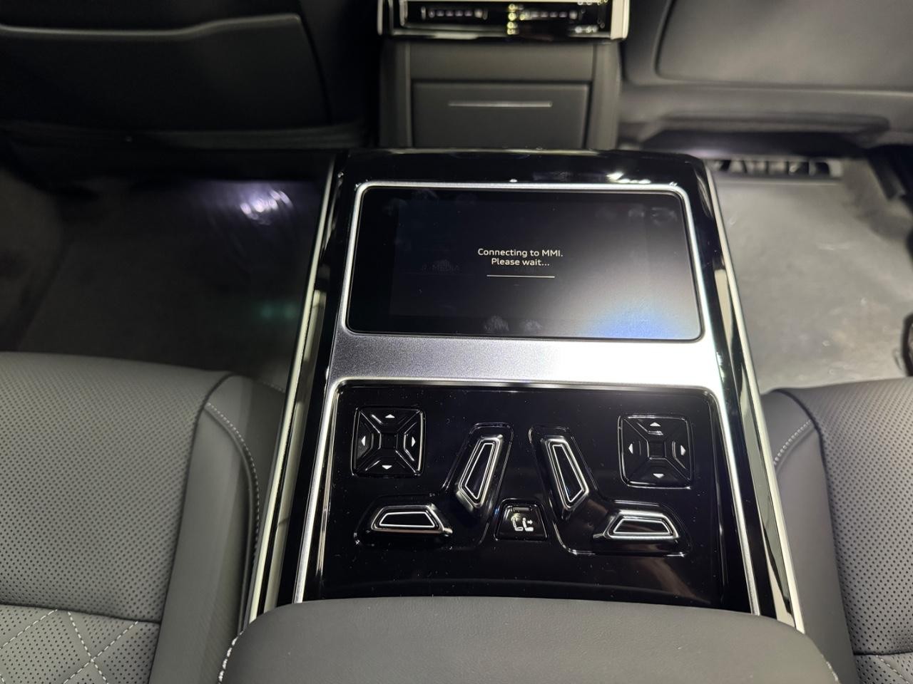 Audi S8 Vehicle Full-screen Gallery Image 11