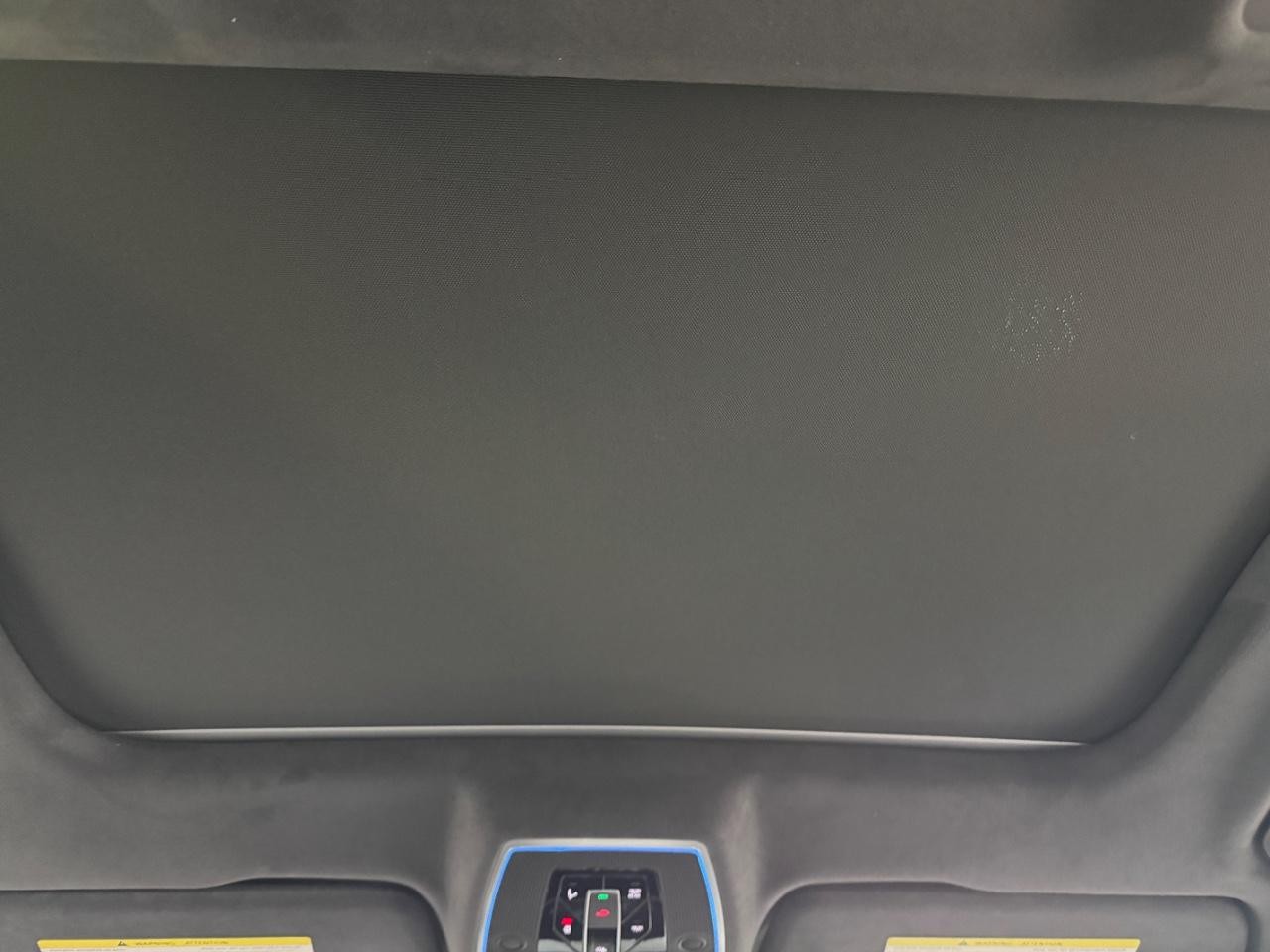 Audi S8 Vehicle Full-screen Gallery Image 12