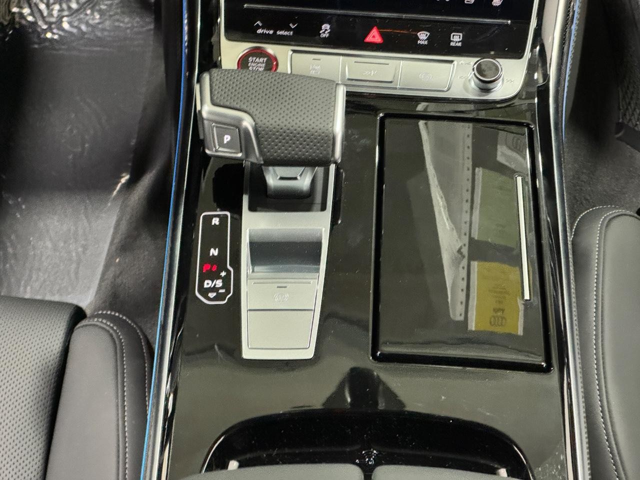 Audi S8 Vehicle Full-screen Gallery Image 17