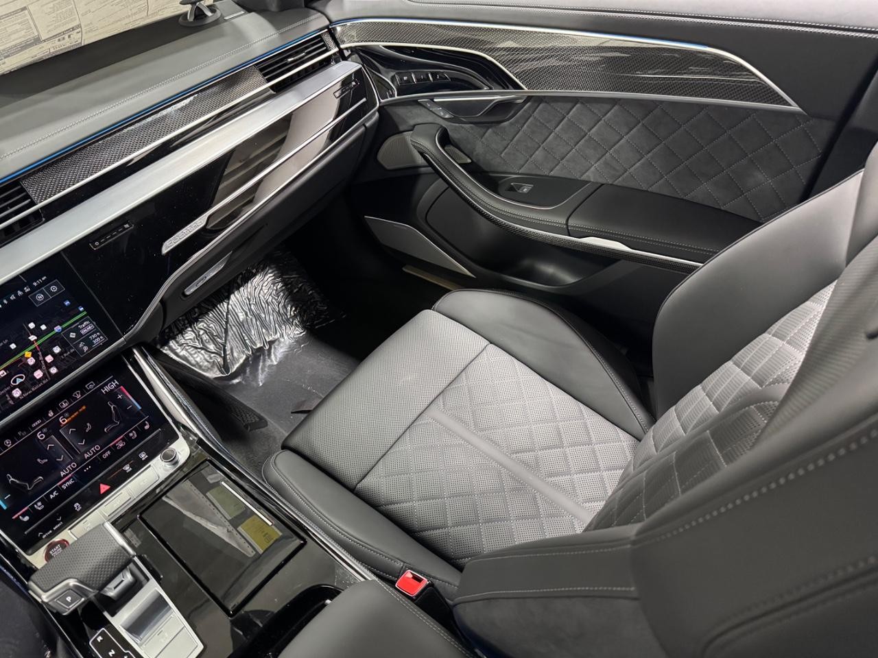 Audi S8 Vehicle Full-screen Gallery Image 18