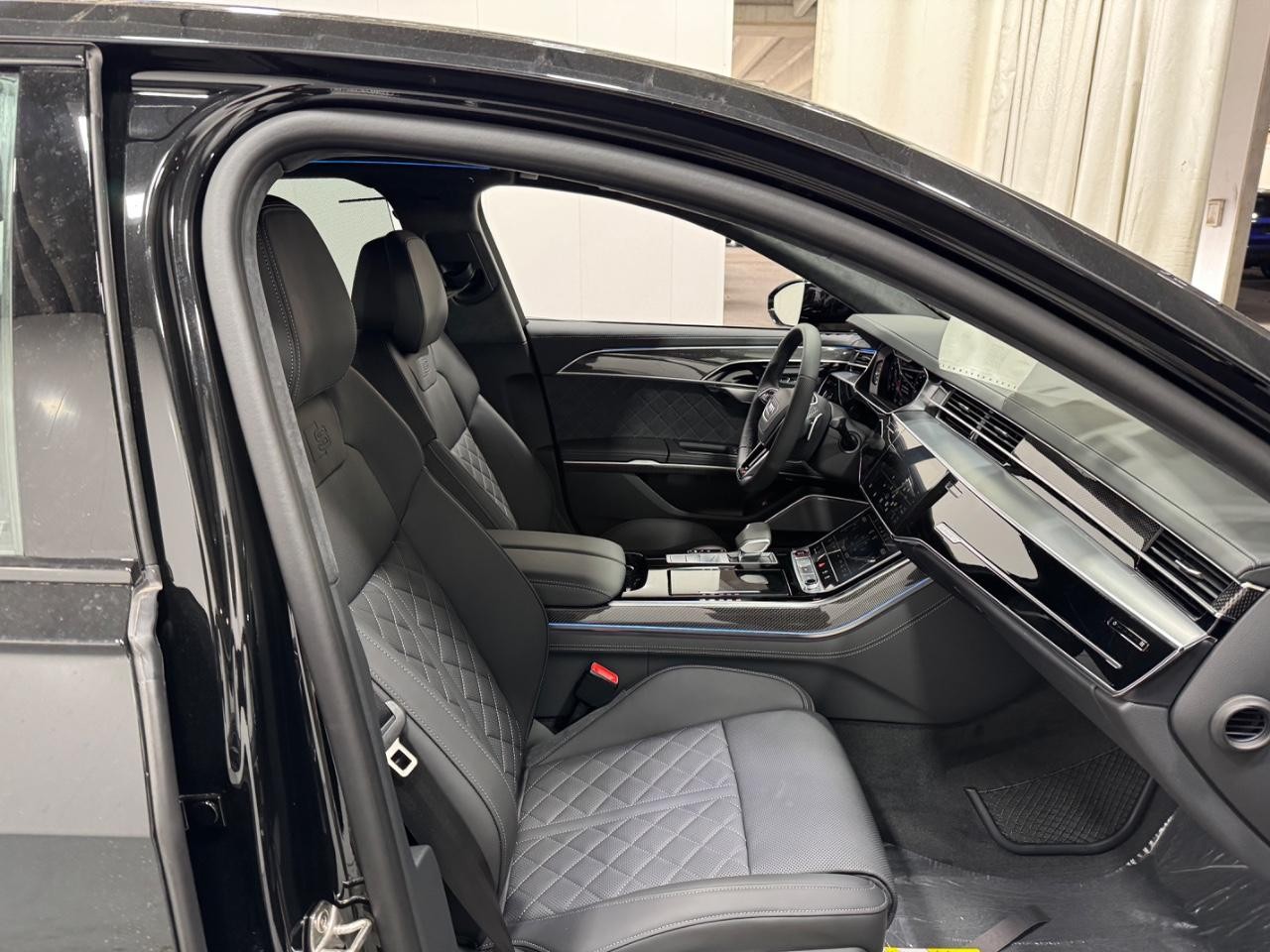 Audi S8 Vehicle Full-screen Gallery Image 19