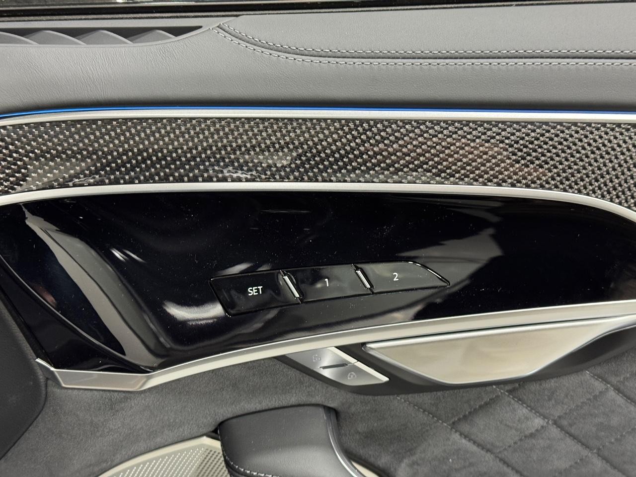 Audi S8 Vehicle Full-screen Gallery Image 21