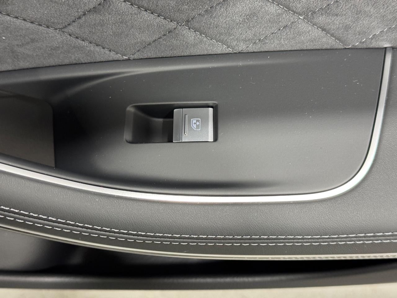 Audi S8 Vehicle Full-screen Gallery Image 22