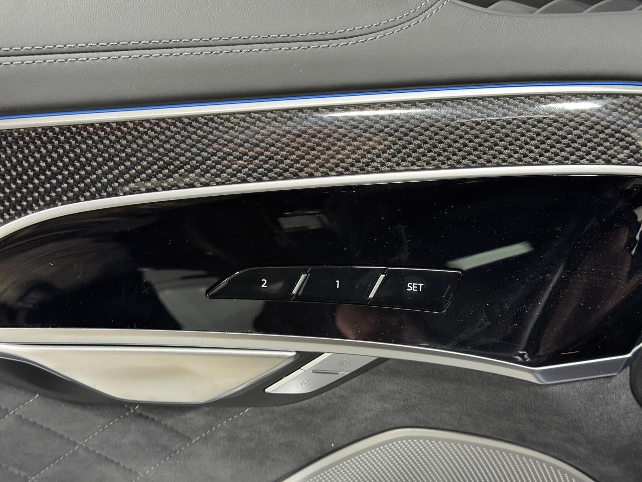 Audi S8 Vehicle Full-screen Gallery Image 23