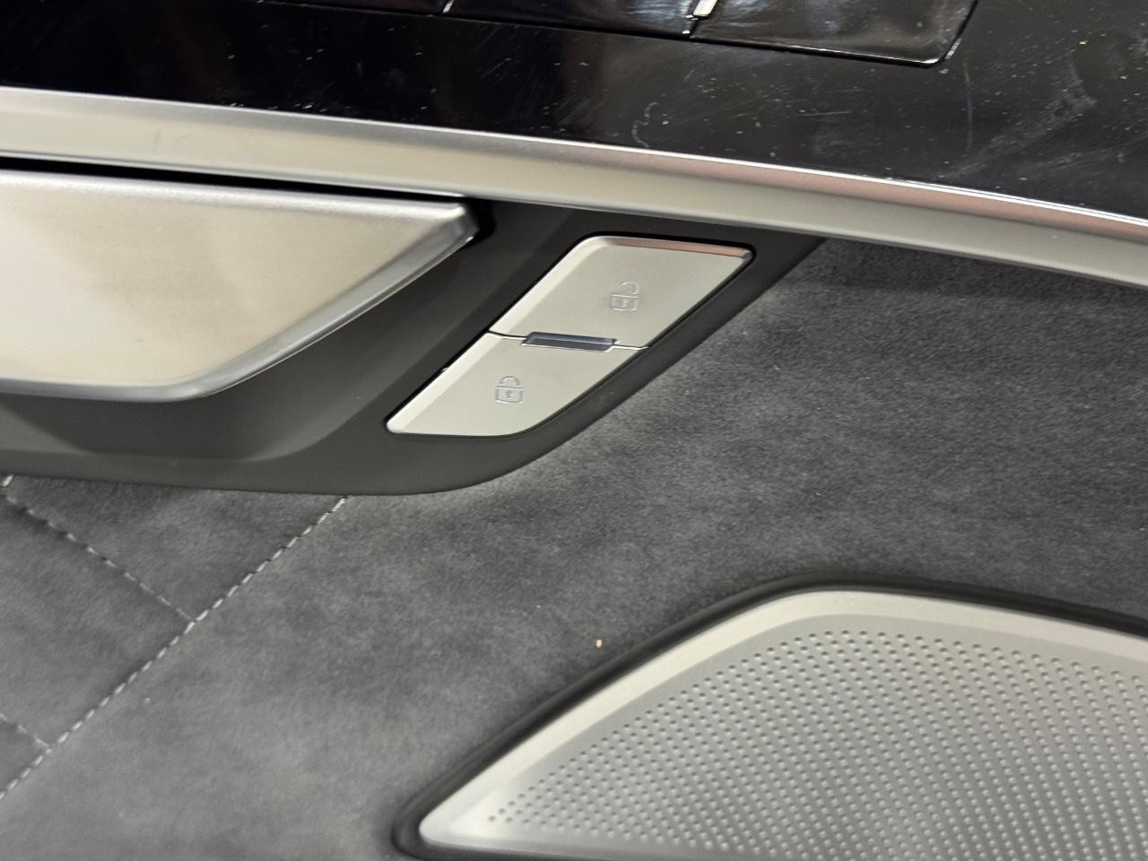 Audi S8 Vehicle Full-screen Gallery Image 24