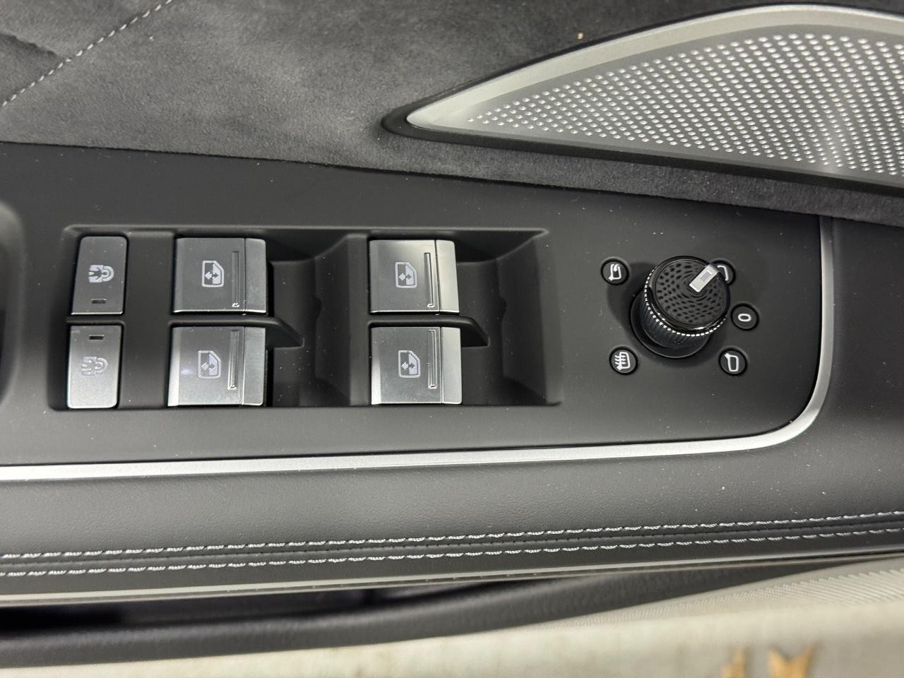 Audi S8 Vehicle Full-screen Gallery Image 25