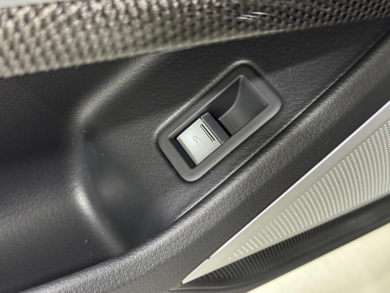 Audi S8 Vehicle Full-screen Gallery Image 26