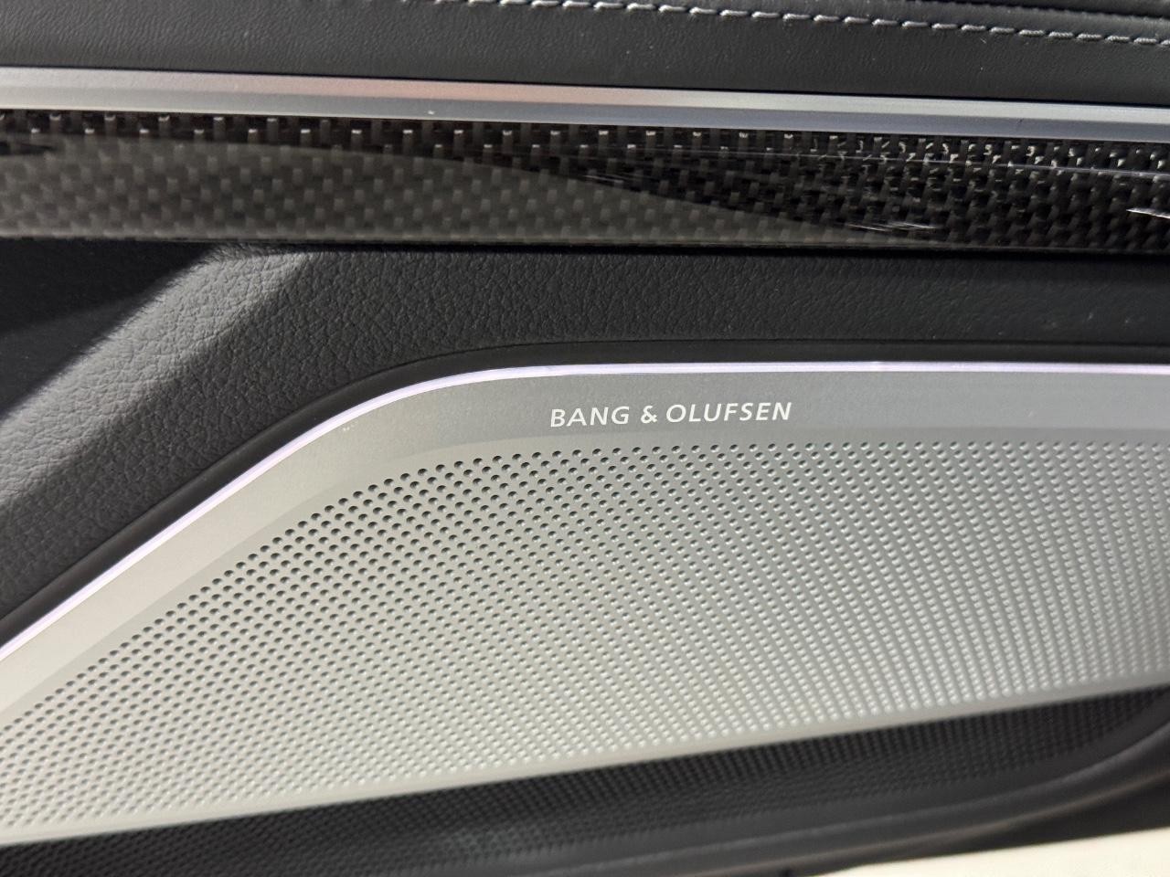 Audi S8 Vehicle Full-screen Gallery Image 27