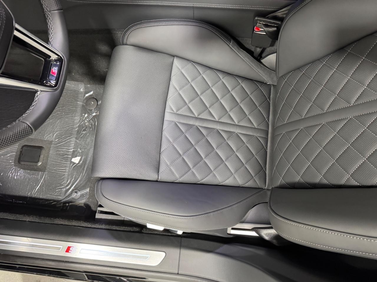 Audi S8 Vehicle Full-screen Gallery Image 29