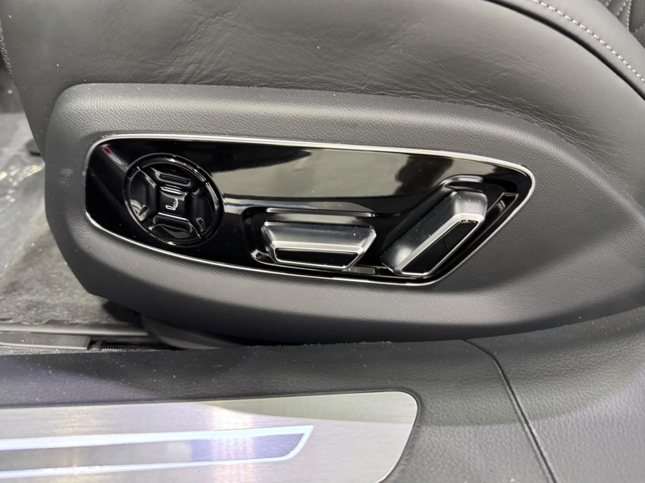 Audi S8 Vehicle Full-screen Gallery Image 30