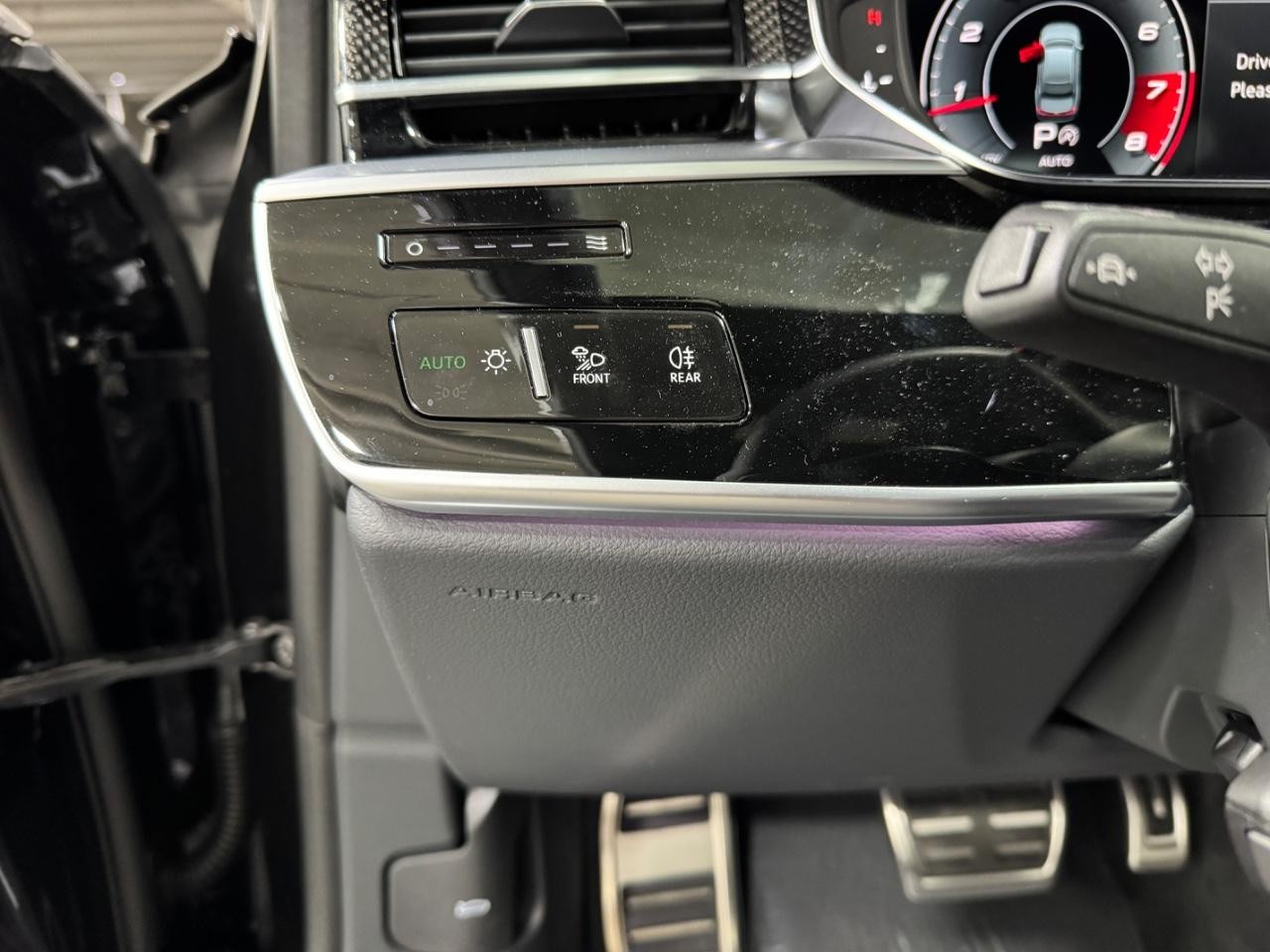 Audi S8 Vehicle Full-screen Gallery Image 31