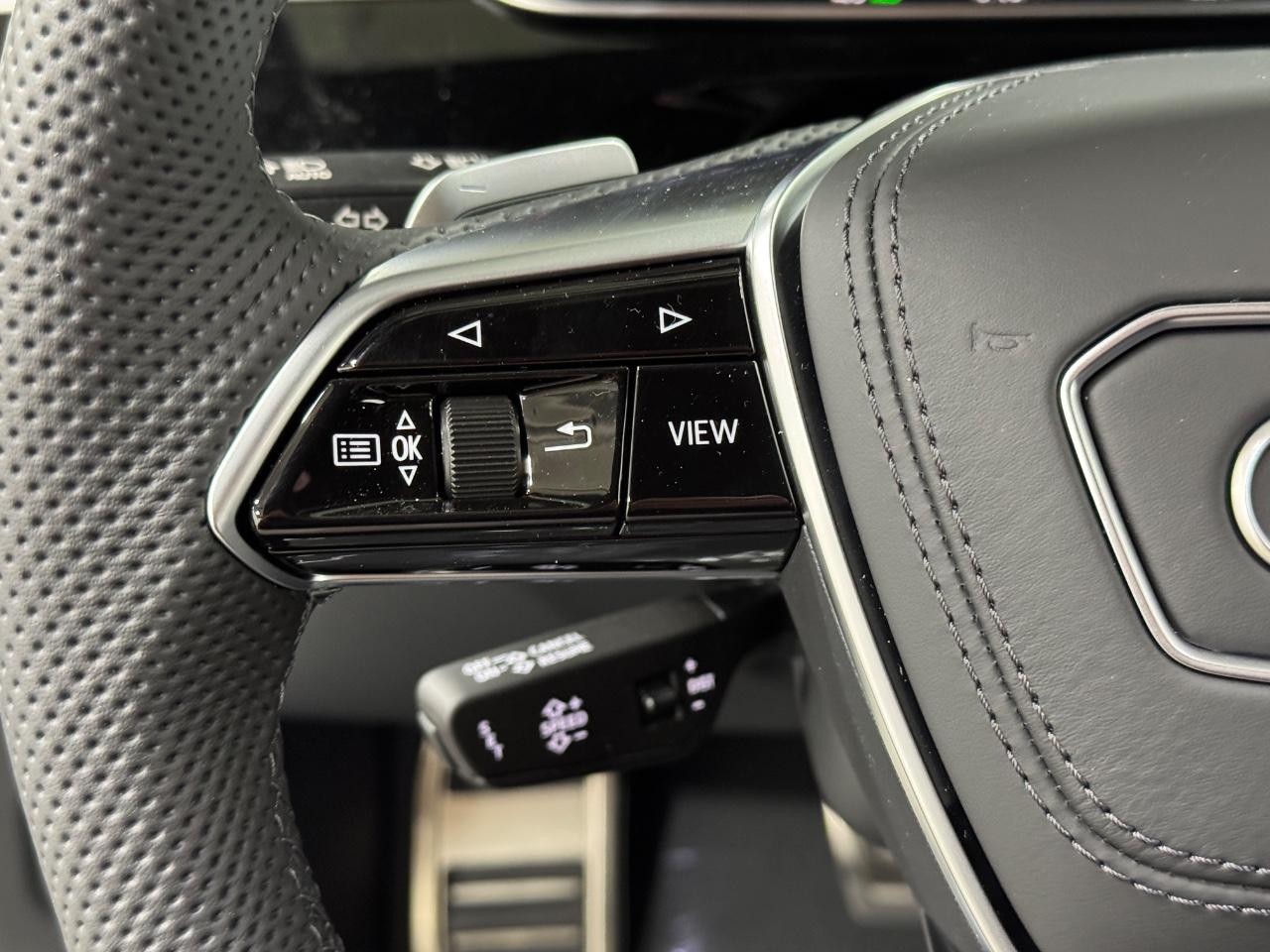 Audi S8 Vehicle Full-screen Gallery Image 33