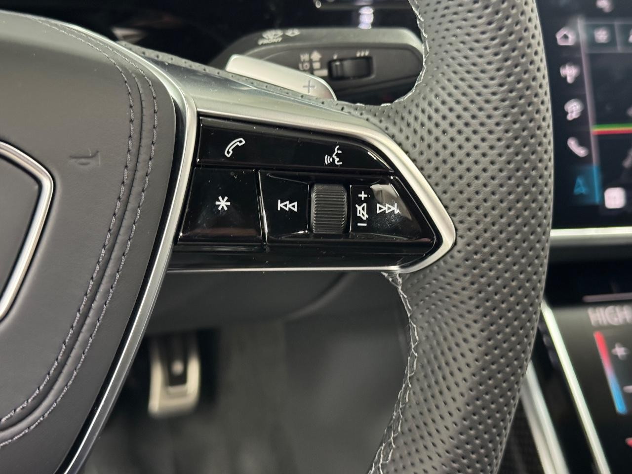 Audi S8 Vehicle Full-screen Gallery Image 34