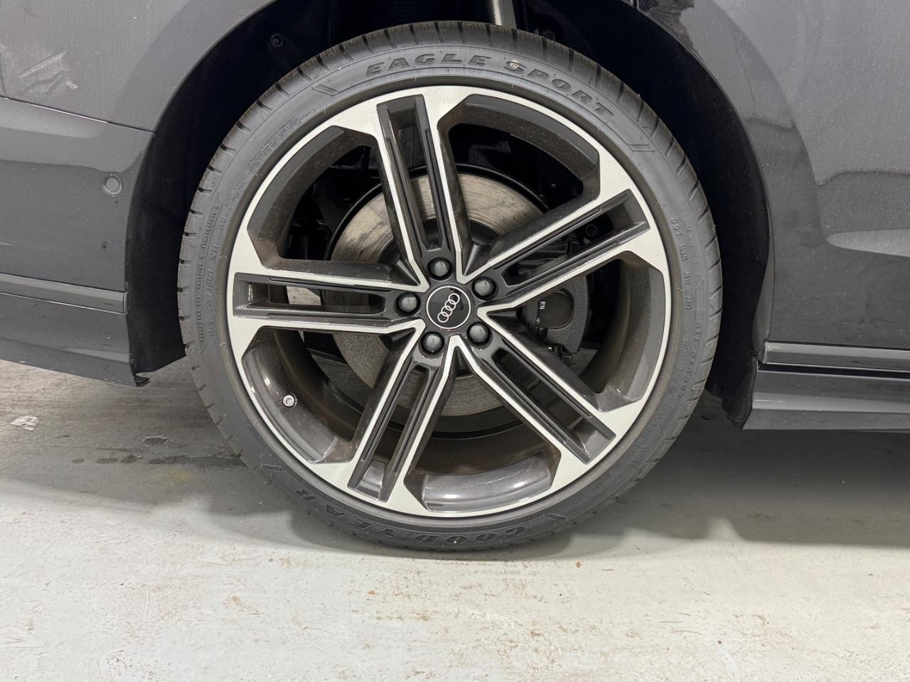 Audi A8 Vehicle Full-screen Gallery Image 5