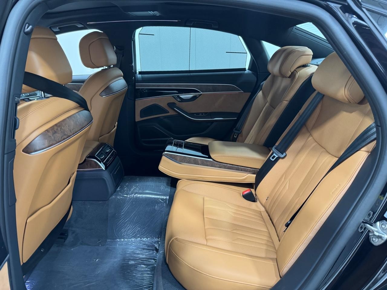 Audi A8 Vehicle Full-screen Gallery Image 8