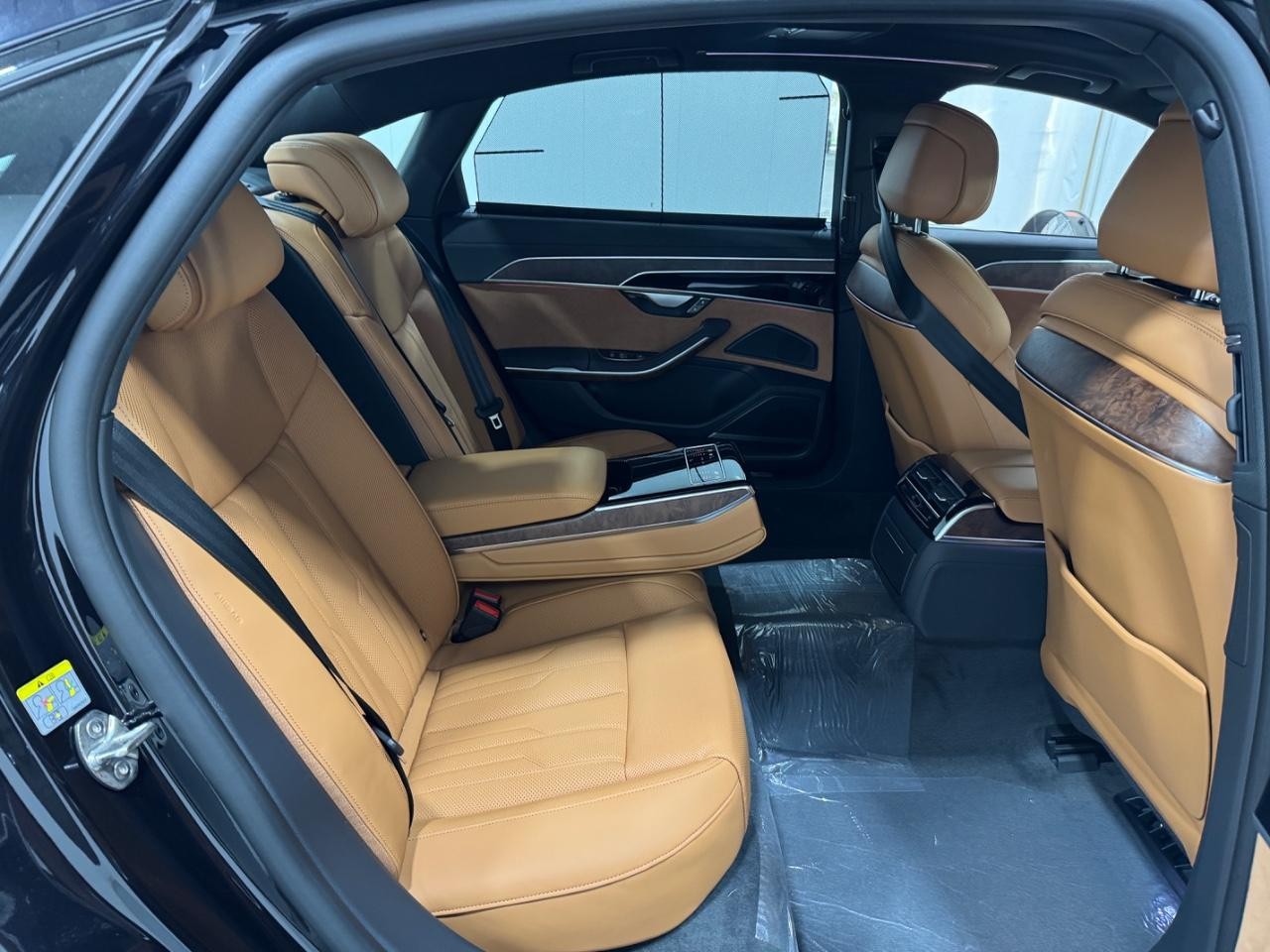 Audi A8 Vehicle Full-screen Gallery Image 10