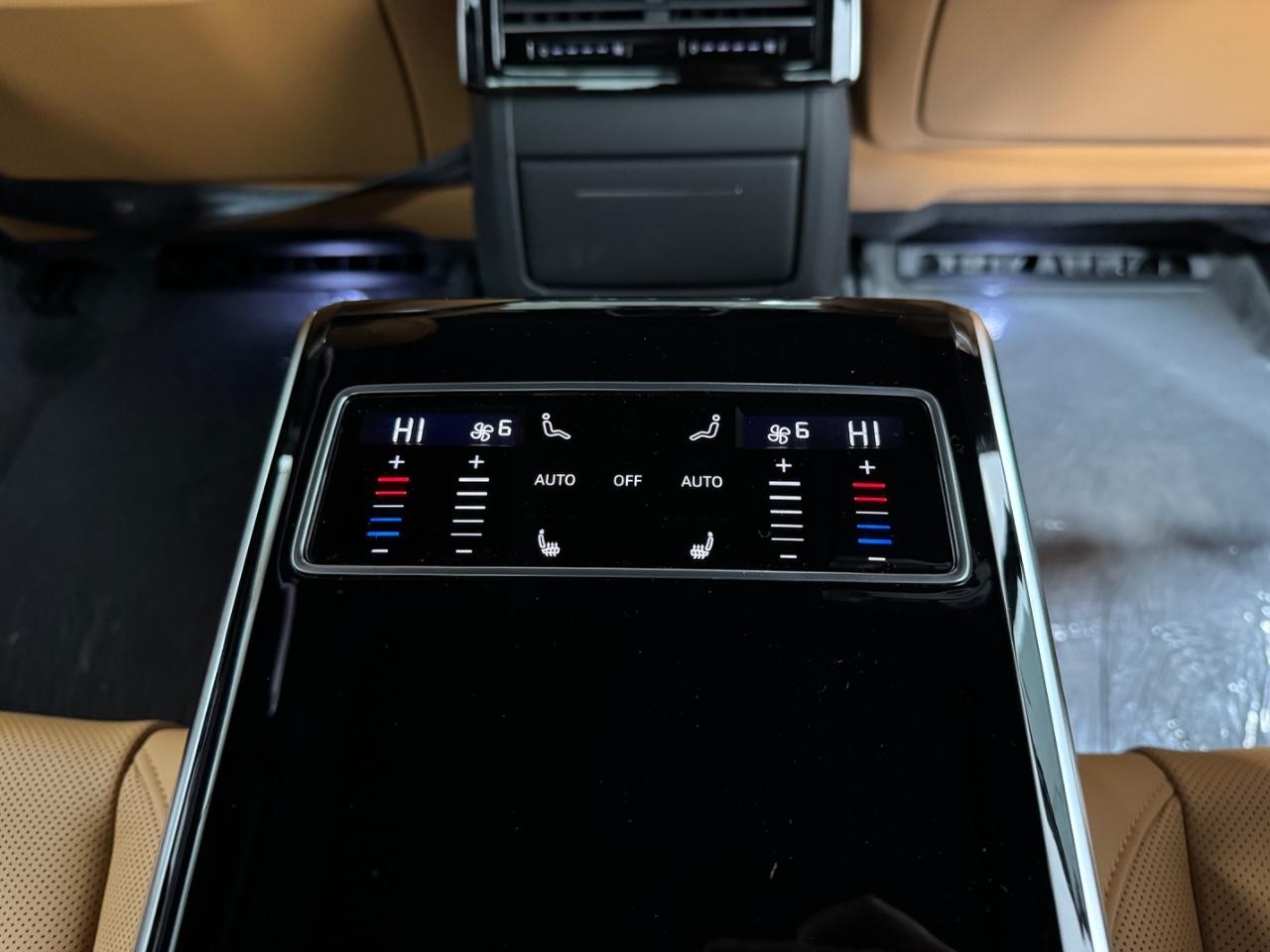 Audi A8 Vehicle Full-screen Gallery Image 11