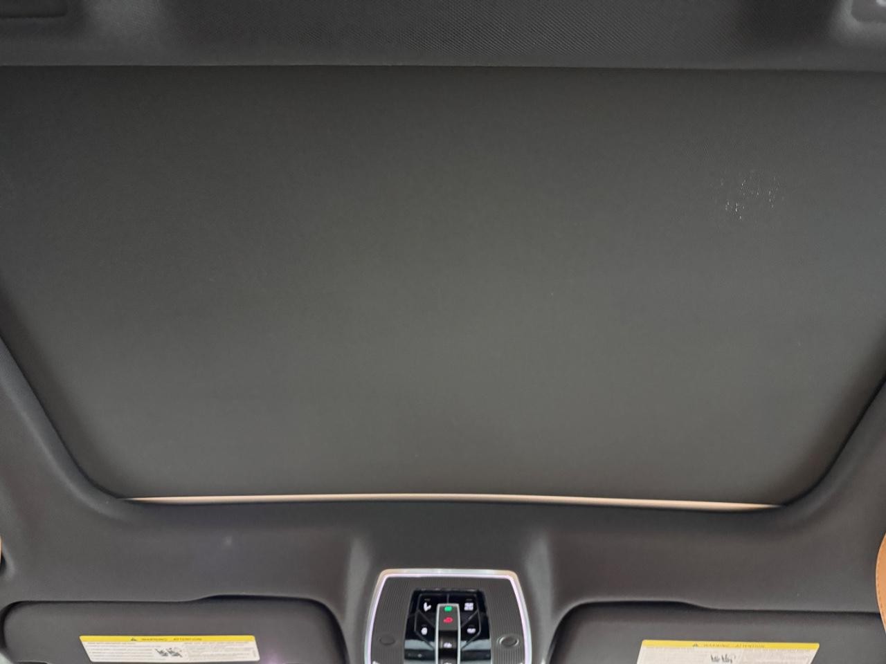 Audi A8 Vehicle Full-screen Gallery Image 12