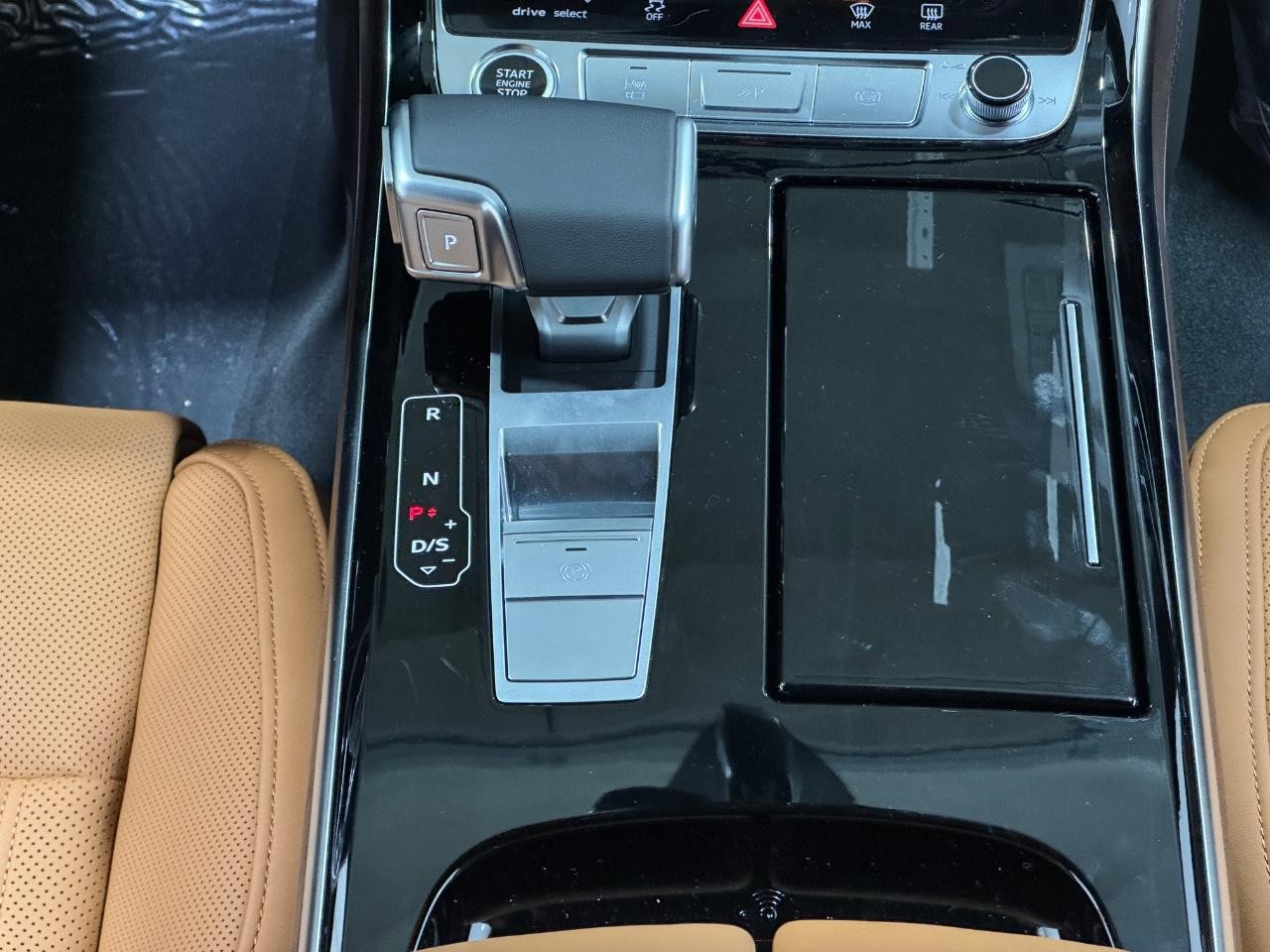 Audi A8 Vehicle Full-screen Gallery Image 17